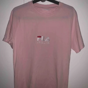  - Knappt använd Fila T-shirt
