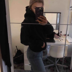  - Jätteskön hoddie från weekday, i väldigt bra skick! Säljer pga att jag har två likadana😊
