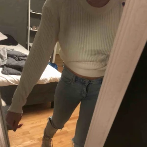  - Säljer en supernice vit stickad tröja ifrån uniqlo. Inte använd alls mycket! Nypris 300-400kr typ💕 Du står för frakt