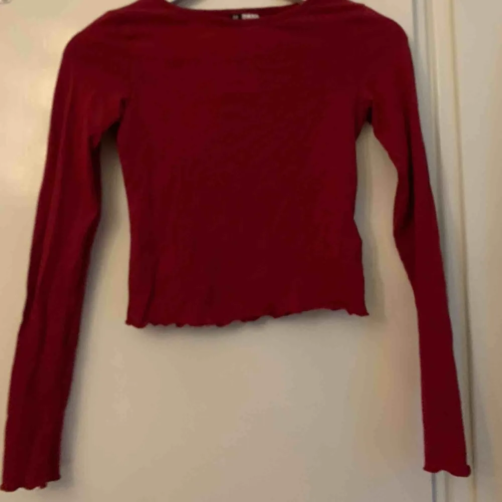 En röd långärmad tröja från h&m. Den har ett litet hål under armen men annars i bra skick . Tröjor & Koftor.