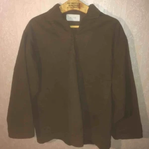  - Brun arbetsskjorta från Olive Menswear. Fantastisk bomullskvalitet. Storlek Onesize, ganska oversized på mig som normalt har Small. FRI FRAKT.