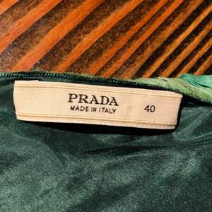 Säljer min 100% äkta gröna Prada klänning köpt i LA för ca 12000kr på en vintagebutik. aldrig använd så i nyskick! Har inte kvar någon äktighetsbevis därav de billiga priset. Perfekt om man vill gynna sig med en fin klänning till fest eller bal! 