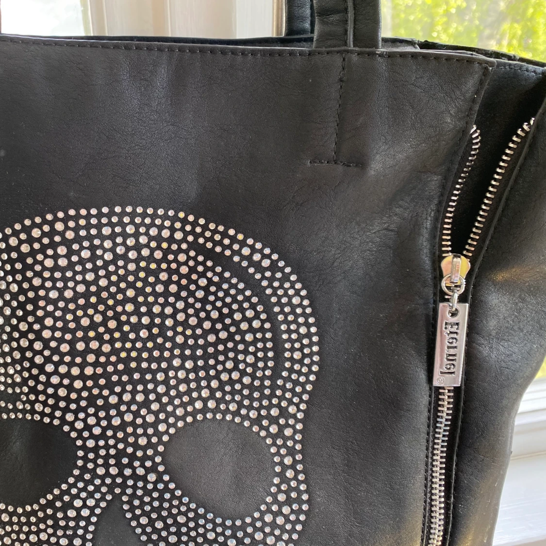 Väska med dödskalle  - 91