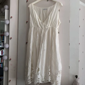 Vit klänning - Vit klänning perfekt till skolavslutningen eller midsommarfirandet!! Knappt använd med spets längst ner. Storlek 42 men passar mig som är M.