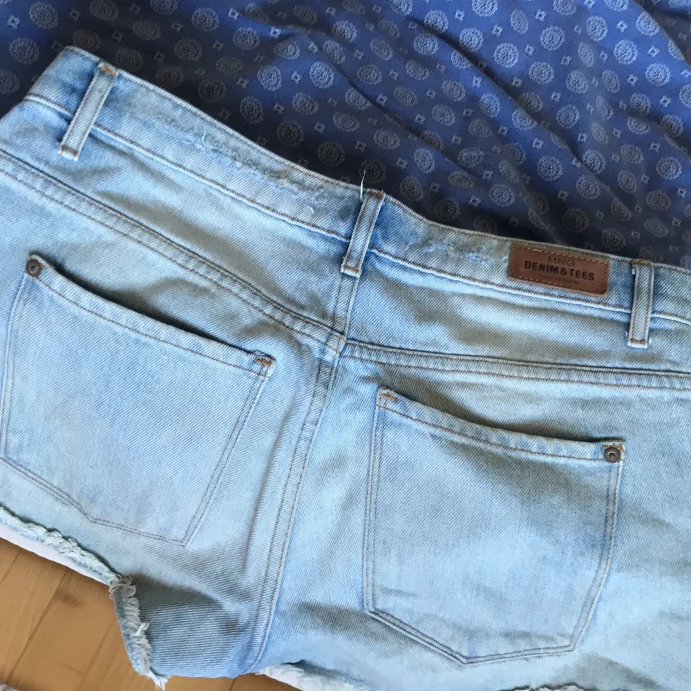 Distressed jeansshorts från Mango. Tyvärr för små för mig. . Shorts.