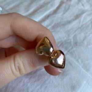 Snö Of SWEDEN örhängen!  - Jättefina snö of Sweden örhängen i form av hjärtan. Rosé guld färgat. Orginalpris ca 150 kr om man googlar, jag säljer dem för 40 kr + frakt!