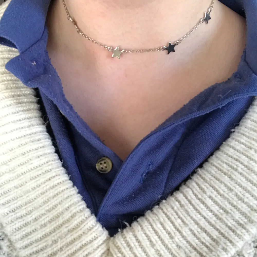 Gullig stjärn choker i silver. Frakt: 10kr. Accessoarer.