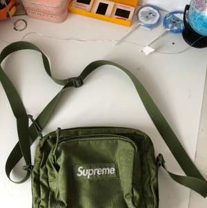 Grön väska köpt på supreme butiken i London 💕💕 nyskick 