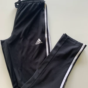 Adidas pants WTC - Populära Adidas pants WTC i fint skick. Storlek 152. Kan skickas, köparen står för porto. Finns I Vällingby.