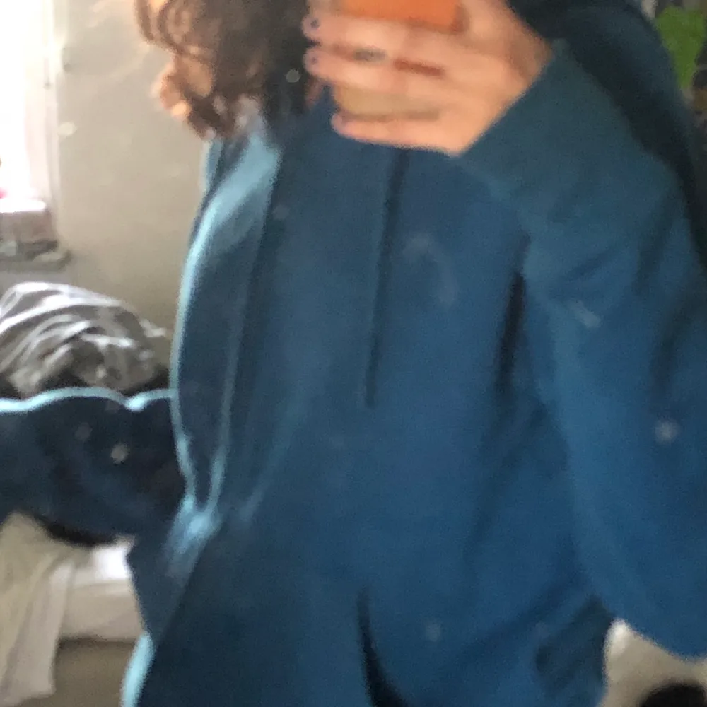 en blå zip hoodie . Hoodies.