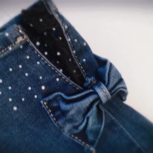 Fina jeans - Med fina detaljer.Använda 1 gång.nypris 700:-