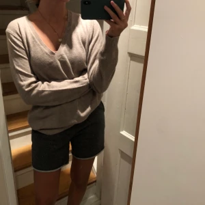 Stickad tröja - Fin stickad tröja i 100% ull från Beneton! Kommer inte till användning