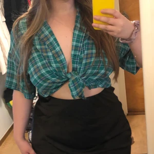 Topp  - Jätte fint skjorta köpt på Monki ! Använd bara 1 gång 💚