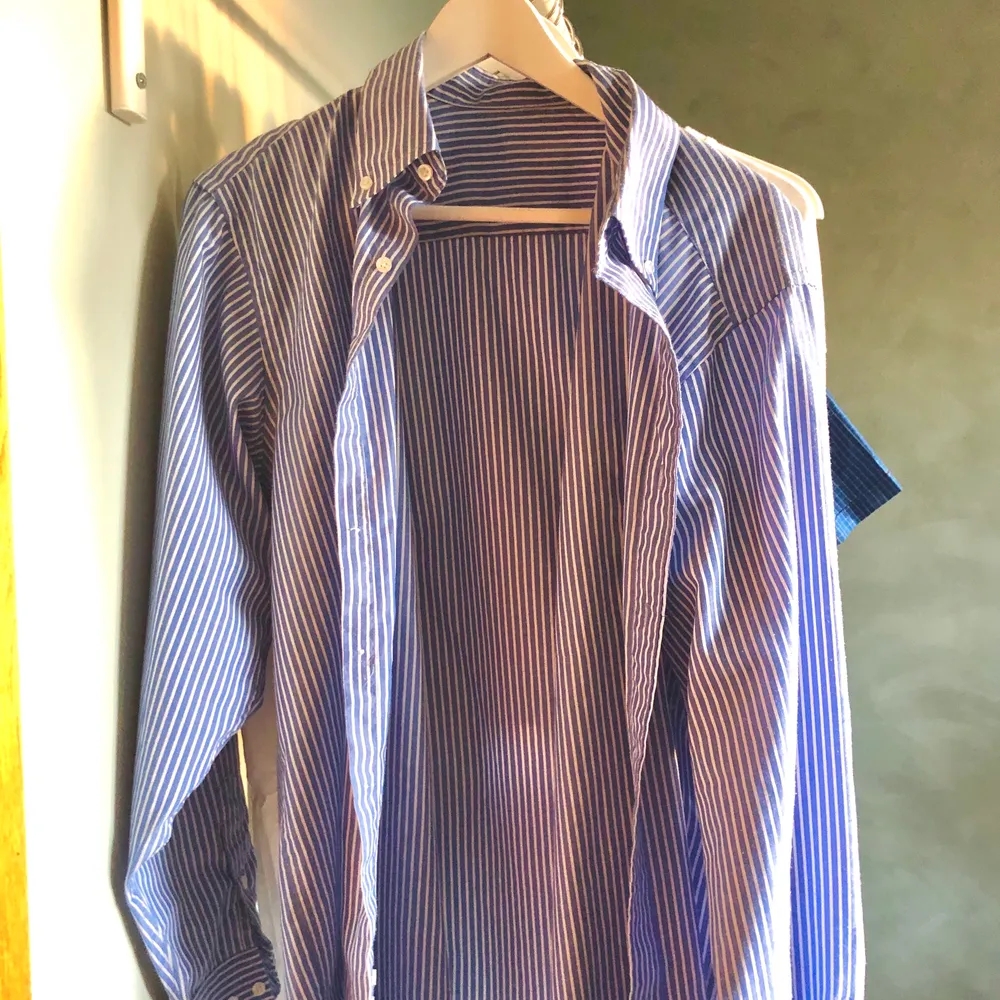Oversized blå-vit randig skjorta, lite nopprig men annars inga skavanker. Priset är inklusive frakt. Skjortor.