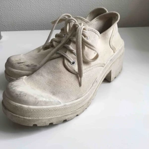  - Canvasskor med tjock klack. Lite skitiga men inte slitna. Går nog att tvätta upp om man orkar! Det står att det är storlek 40, men jag har storlek 40 och dom är alldeles  för små för mig. Skulle säga att dom  passar storlek 38.   Frakt 100 kr