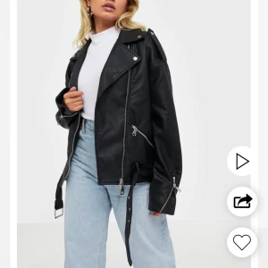 SKINNJACKA som är slutsåld - Säljer denna skitsnygga skinnjacka som är slutsåld!!! Den är helt oöppnad, alltså i helt perfekt skick!💕💕