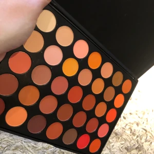 Helt ny! Varm ögonskuggepalette - Varm brun, rosa och orange ögonskuggepalette. Aldrig använd då jag har en annan go to palette. Bra med pigment. Helt ny, aldirg används. 