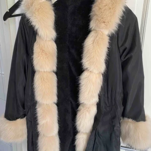  - Går ner i pris vid snabbaffär! Fick i present som den andra jackan men inte kommit till användning så jag säljer den, vid frågor kontakta mig 