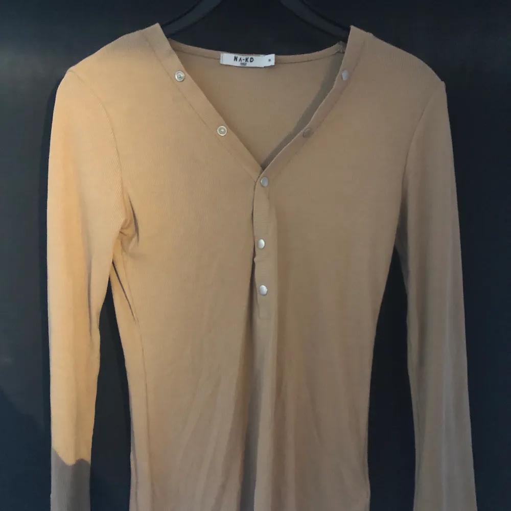 En tröja som endast är använd en gång från na-kd. Storlek m och är väldigt stretchig. Tröjor & Koftor.