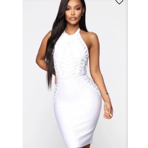 Studentklänning  - En fin vitt/studentklänning från Fashion Nova i stl xs/s. Aldrig använt och prislappen hänger fortfarande på. 