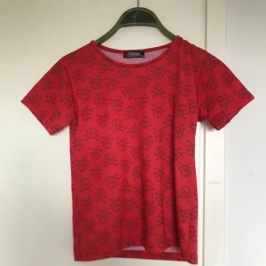 Dödskalle-tröja - En liten tajt tröja med dödskallar på! Slutar vid naveln ungefär.