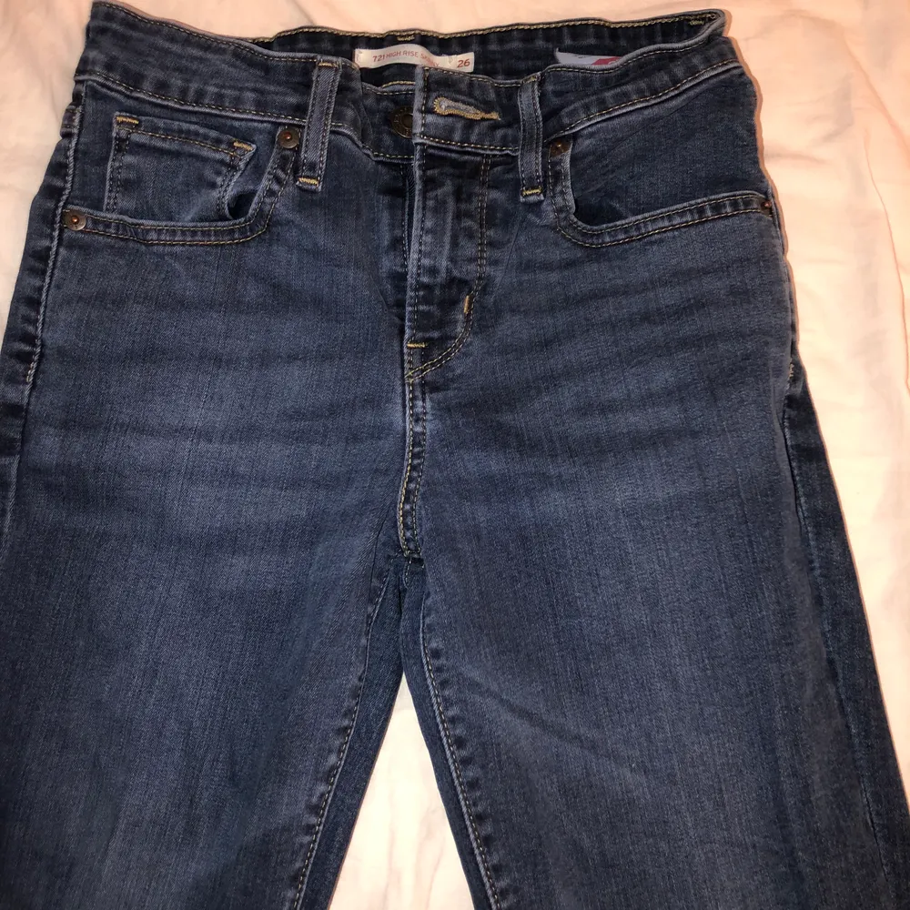 Säljer dessa fina Levis jeans pgd att det ej har kommit till nån användning. Använt 1 gång och tvättat en gång. Nypris 999kr, frakten ingår ☺️ Stl 26 (S). Jeans & Byxor.
