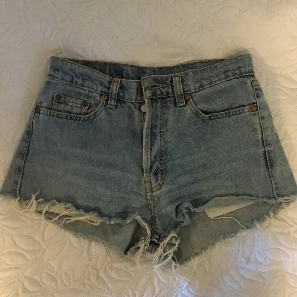 As snygga jeansshorts från levis. Köpta secondhand men tyvärr aldrig använda eftersom dem var för små. Bara att fråga om du undrar något💛💛. Shorts.