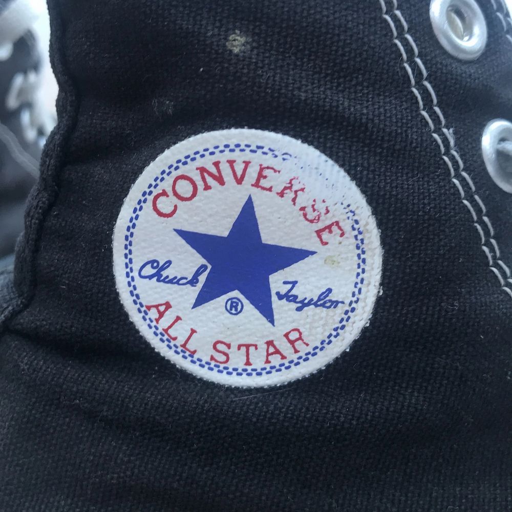 Säljer ett par svarta converse för 200 kr. Ganska slitna men fortfarande fina. Köpta någongång på 00-talet. St 37. ❤️❤️. Skor.