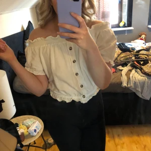 Topp från H&M - Superfin topp från h&m, går att ha som offshoulder och vanligt. Storlek 38 men sitter mer som en 36