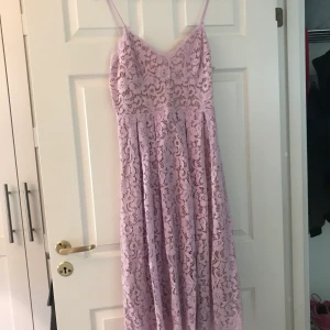 HM-klänning i lavendel!!! - Säljer världens finaste spetsklänning i ljuvlig lavendelfärg från HM i strl 38. Tyvärr aldrig använd av mig, så den behöver ett nytt hem! DM för mer info! 
