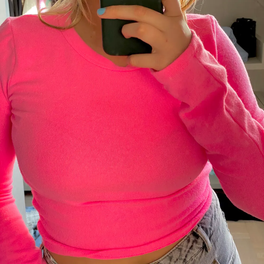 Säljer denna neon rosa tröja as najs material. Den är oanvänd, från zara och perfekt inför ute sommar kvällar💕👍🏻🙏🏽Frakt är inkl i priset! . Tröjor & Koftor.