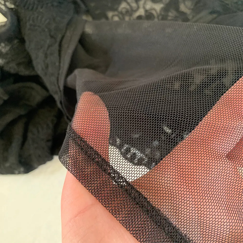 Säljer denna supercoola mesh toppen med mönster på framsidan som kommer från Zara, aldrig använd, den är lite croppad i modellen👍🏻💘 jag tycker inte riktigt den är lika ”genomskinlig” som på bilderna💕. Toppar.