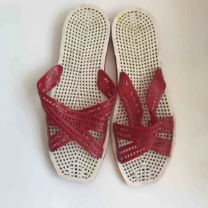  - Badtofflor i plast från 60/70-tal. Otroligt coola men tyvärr för små för mig. Frakt tillkommer: 44 kr.