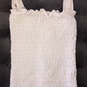 en söt sommartopp - Säljer denna supersöta topp, jätte bra skick💗 storlek xs kan användas som s. använd ca 2 gånger säljer denna för 50kr