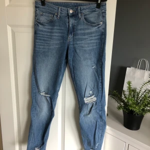 Boy-friend jeans  - Supersnygga slitna boy-friend jeans från Hm i storlek 27. Mycket fint skick. Porto 63kr spårbar 