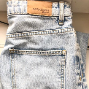 Mom jeans  - Mom jeans med hål på knät i en jättefin ljusblå färg från Gina Tricot🤩🤩 storlek 34!! 