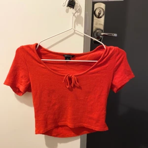 Topp - Säljer min fina topp från monki pga att har ingen användning av den längre. Storlek XS-S, köpte för 150kr men säljer för 60kr