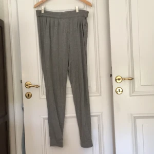 Grå mjukisbyxor - Grå mjukisbyxor med knappar