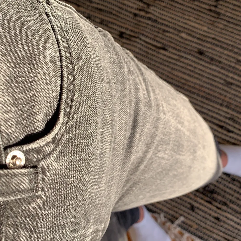 Snygga stengråa mom jeans från Gina Tricot. Använda fåtal gånger och bra kvalitet! . Jeans & Byxor.