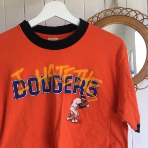 Kort secondhand t-shirt - Magtröja från secondhand