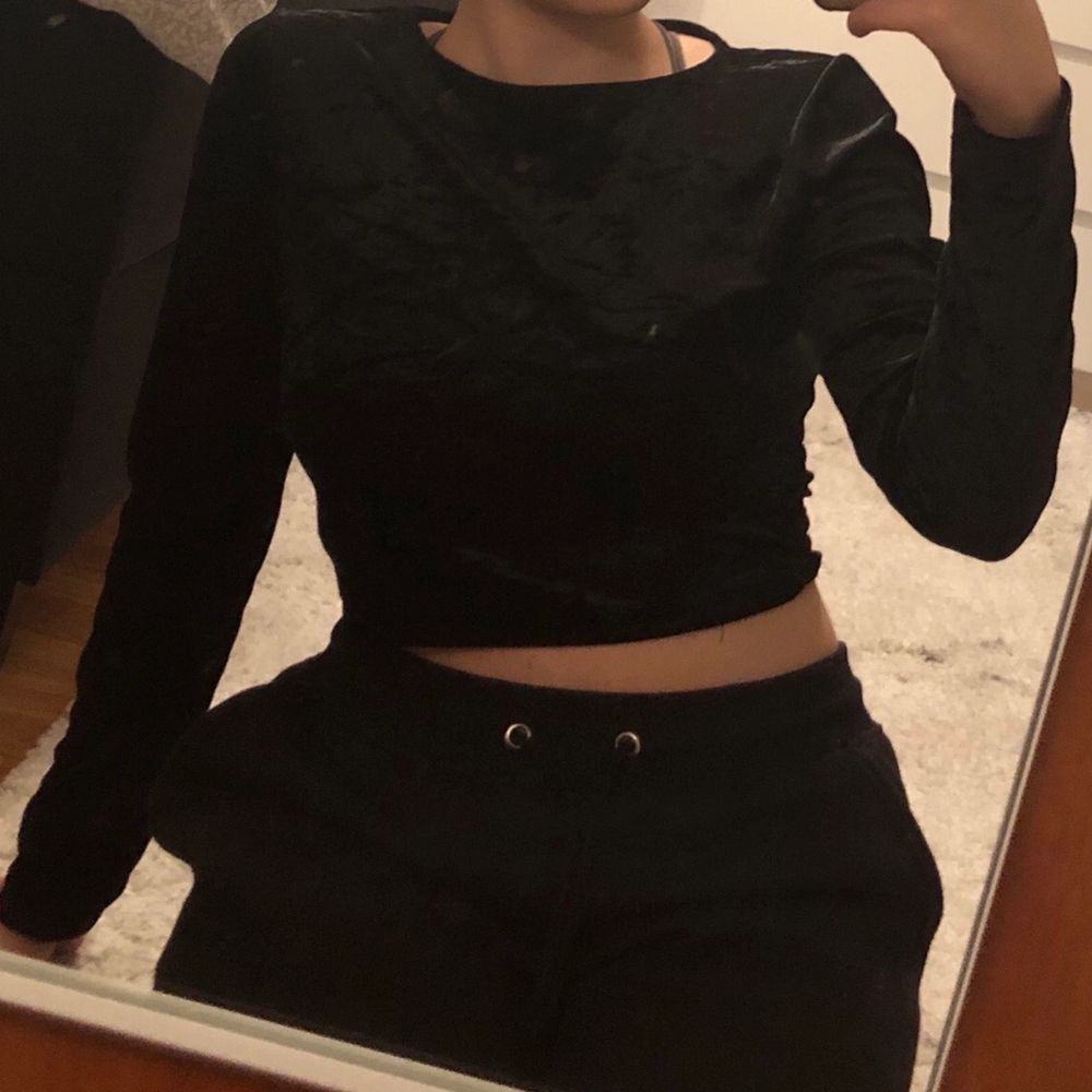 Basic croppad tröja med sammetstyg. Jätte fint skick har bara legat i garderoben.. Toppar.