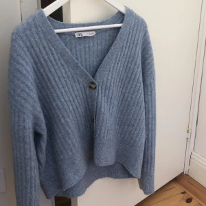 Kofta - Ljusblå stickad kofta 