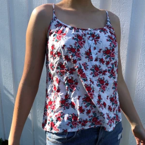 Blommigt linne - Söt blommig blus som tyvärr aldrig fått någon användning! 💘 Jag som har på mig linnet brukar ha S/M i storlek på tröjor❣️ (köparen står för frakt)