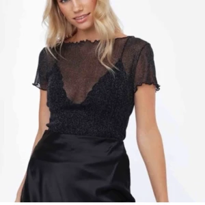 ”Mesh top” Chiquelle - Säljer nu denna jättefina populära glitter toppen från Chiquelle, använd 2 gånger så i nyskick, väldigt stretchigt material så passar även S 🤍🤍 frakten blir 22kr