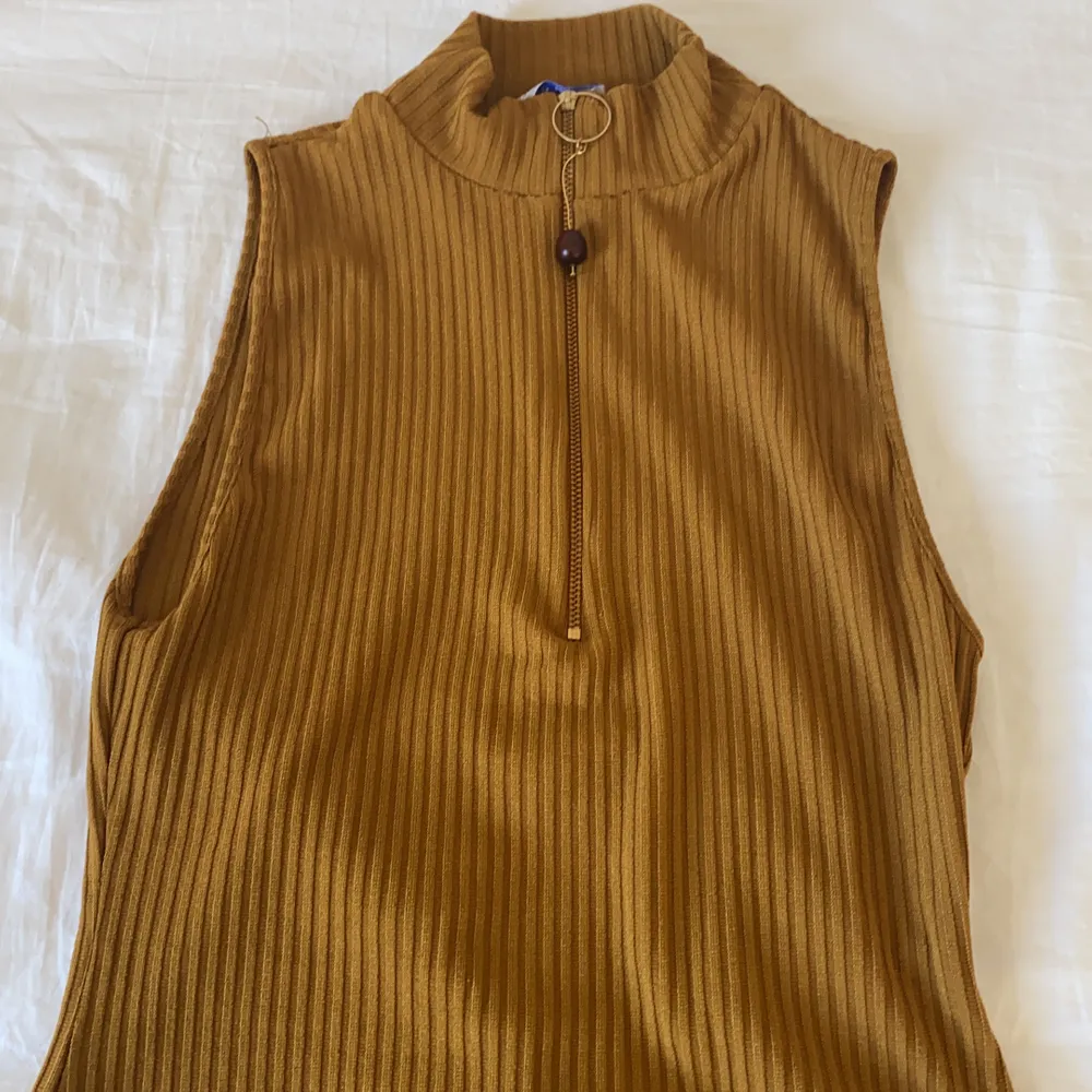 En orangebrun tröja från zara med blixtlås på framsidan. Nästan aldrig använd, exlusive frakt. Toppar.