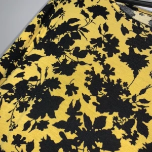 Längre tröja / klänning  - Snygg gul längre tröja/klänning.