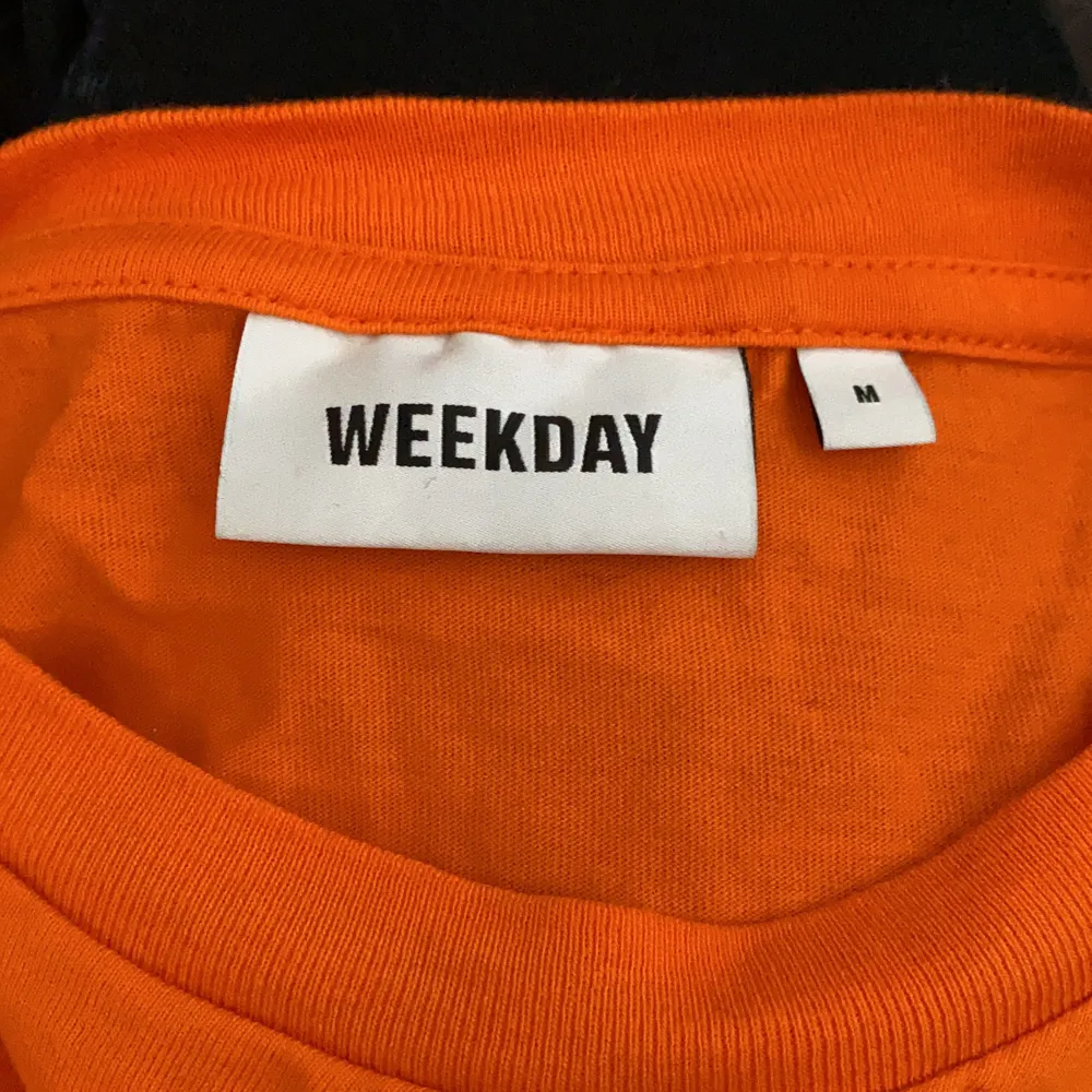 En orange t-shirt från weekday i gott skick! Är i storlek M, och jag har vanligt XS-S. Frakt INGÅR i priset🥰. T-shirts.