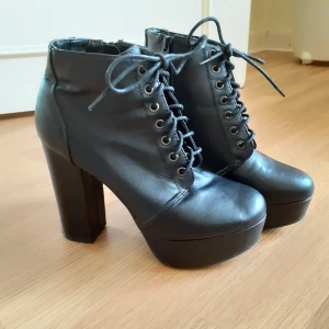 Klackskor - Oanvända klackskor i storlek 37.