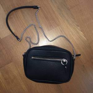 Snygg svart handväska med guldiga detaljer från HM, köparen står för frakten 💞😋⚡️ (tar bara swish)