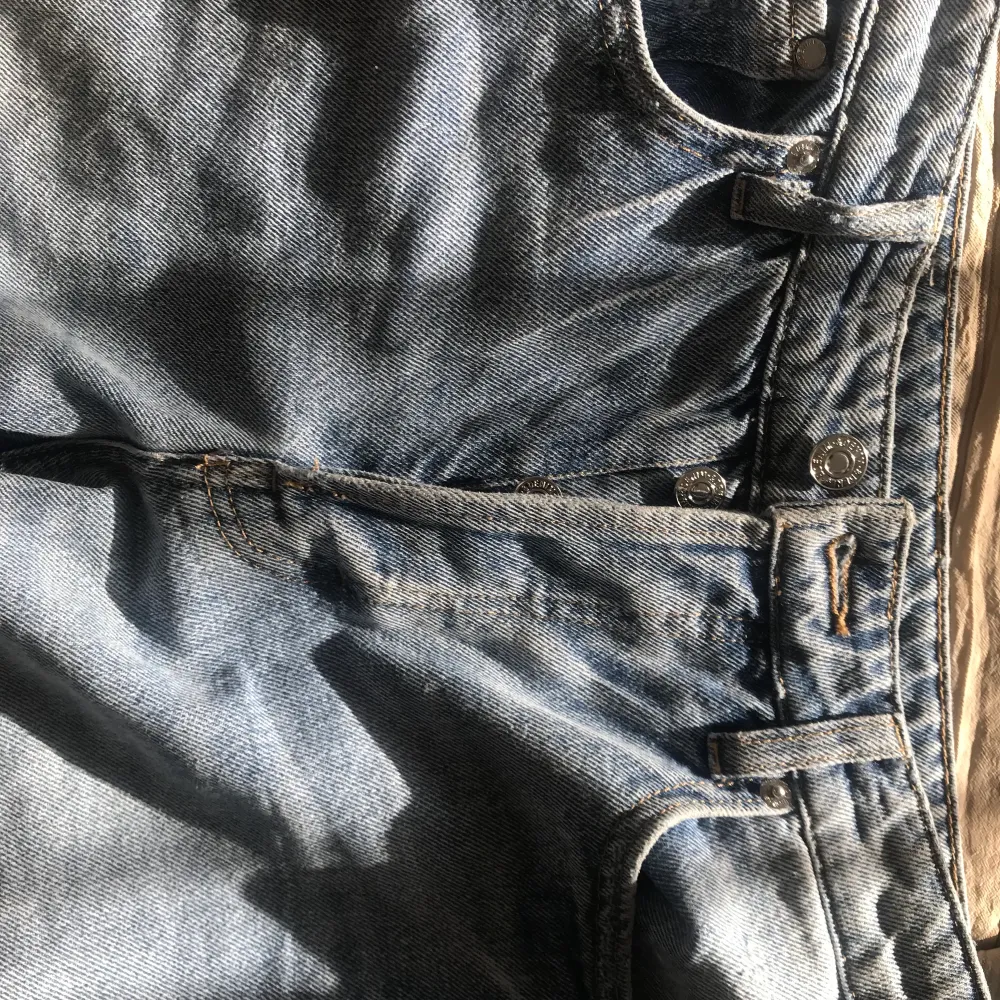 super fina straight leg jeans från HM, aldrig använde pga fel storlek. dålig bild men jeansen är litee korta för mig som är 165. Jeans & Byxor.